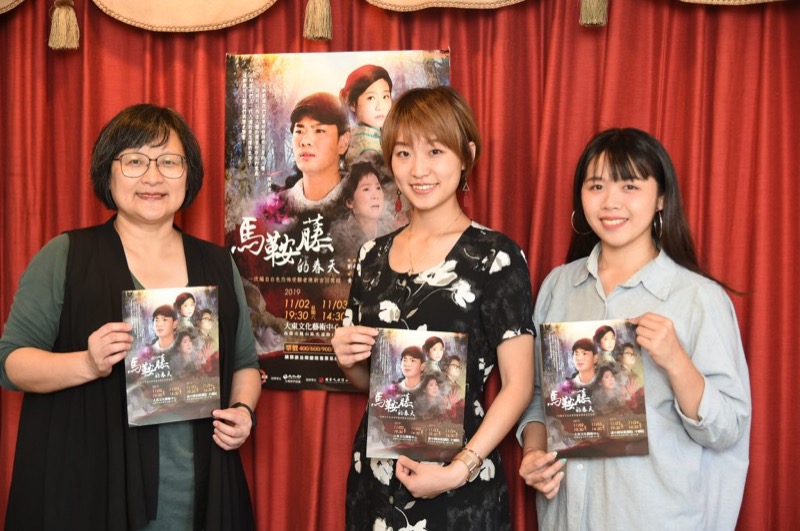藝術總監劉南芳（左）陪同《馬鞍藤的春天》主要演員應修書（中）南下宣傳，並邀請高中生及高中老師免費觀賞。